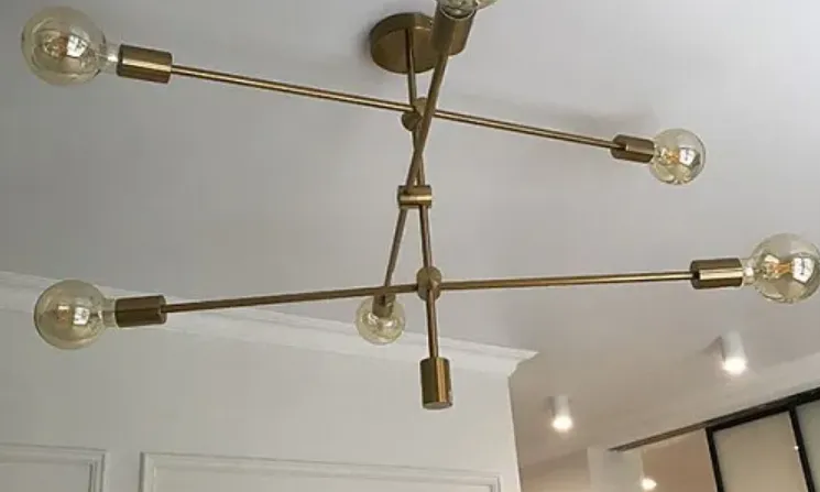 Mosiężna lampa typu sputnik z żarówkami dekoracyjnymi