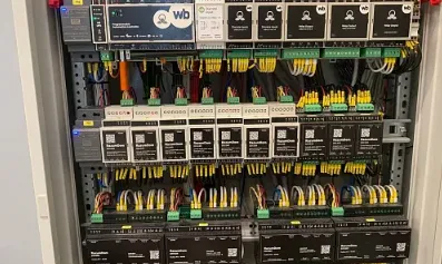 Gęsto okablowana rozdzielnica automatyki budynkowej