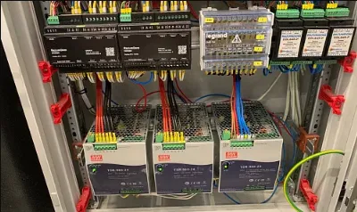 Rozdzielnica smart home z zasilaczami i modułami automatyki