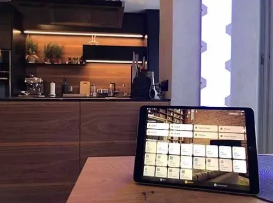 Tablet ze sterowaniem inteligentnym domem w kuchni